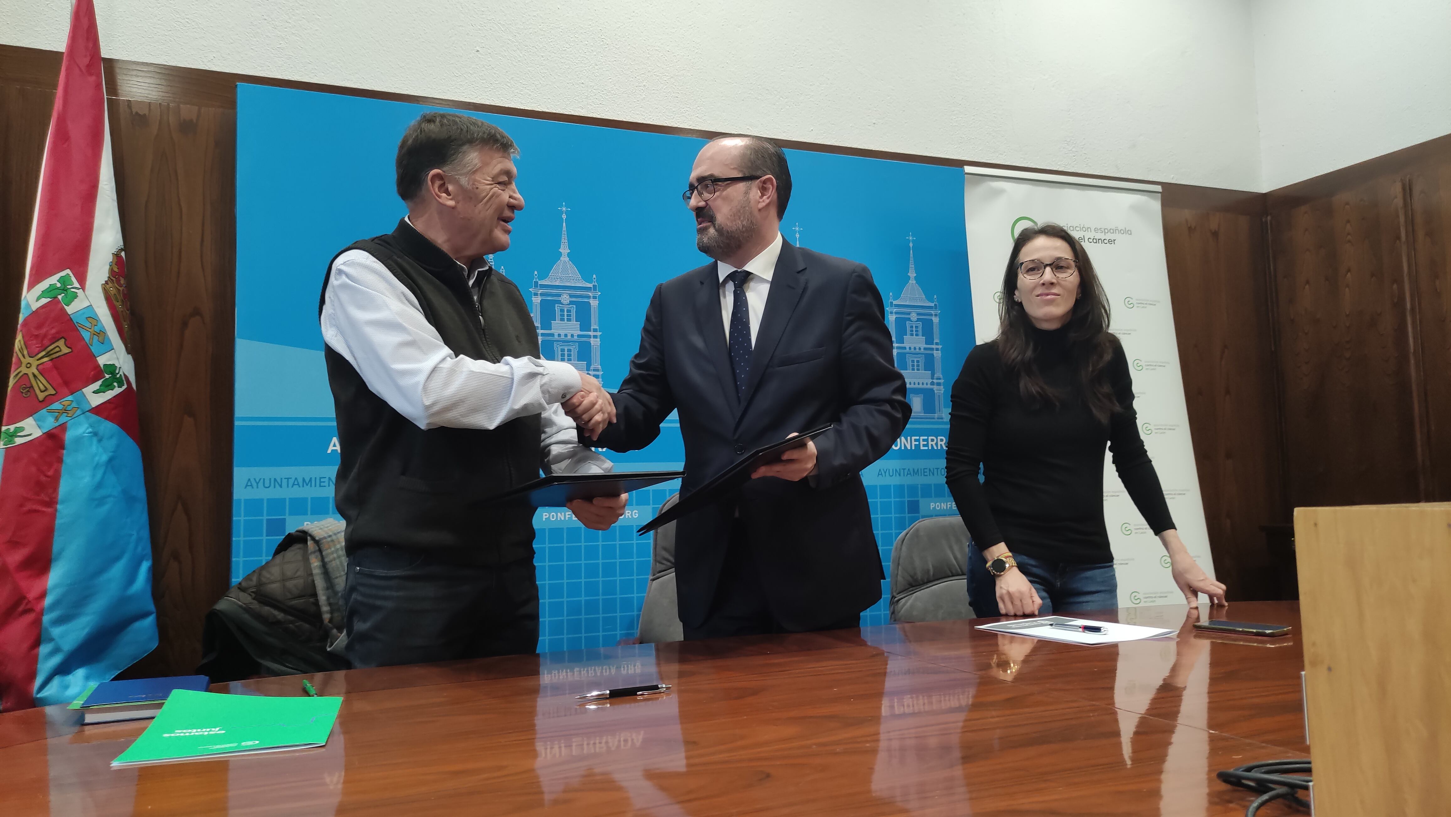 El presidente de la AECC en Ponferrada, Dámaso Luna junto al alcalde, Marco Morala y la concejala de Deportes, Eva González