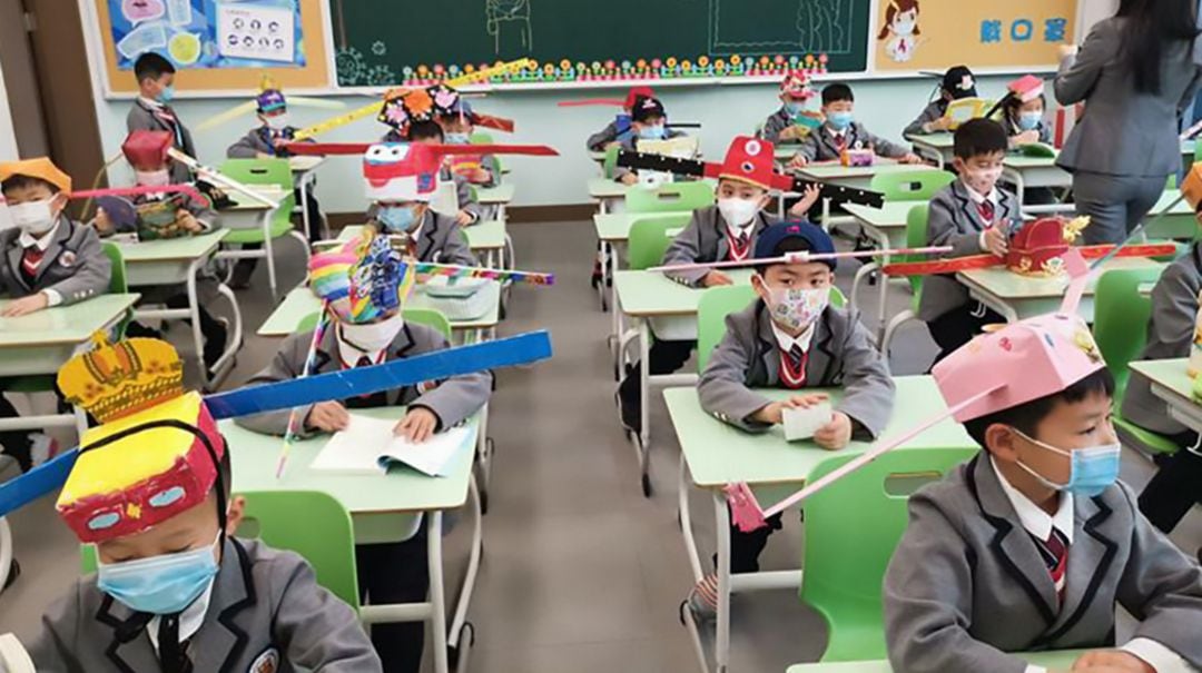 Así han vuelto algunos alumnos a las clases en China. 