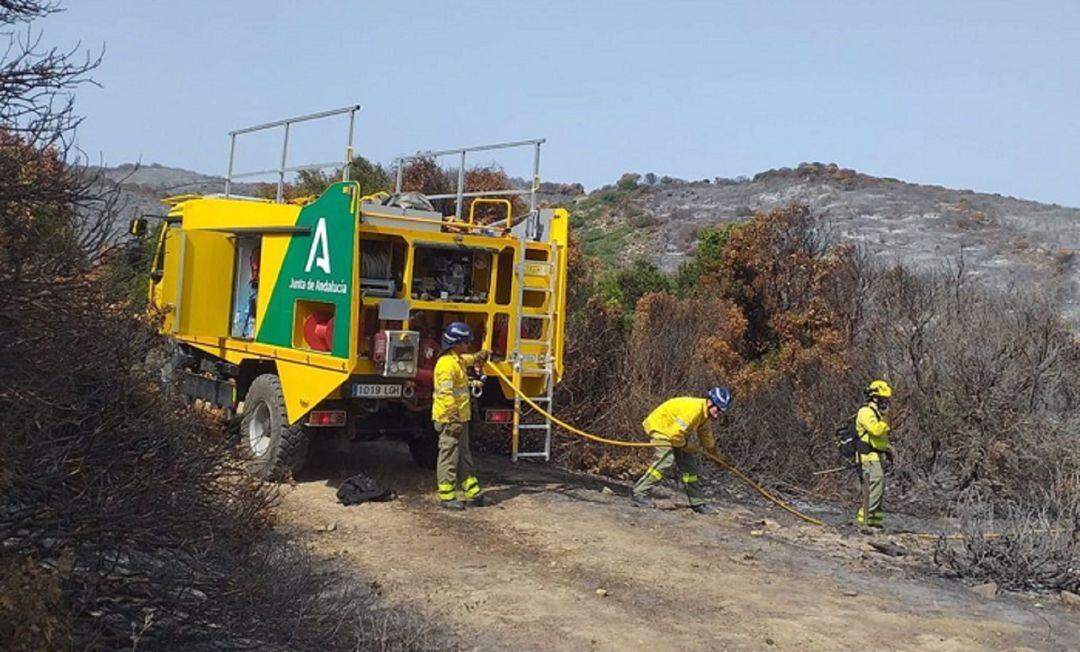 Agentes intervienen en el incendio.