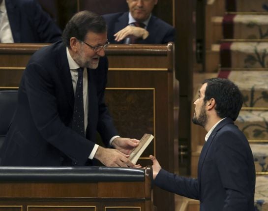 El candidato de IU, Alberto Garzón le ha regalado el libro de John Maynard Keynes &quot;Las consecuencias económicas de la paz&quot;a Mariano Rajoy.