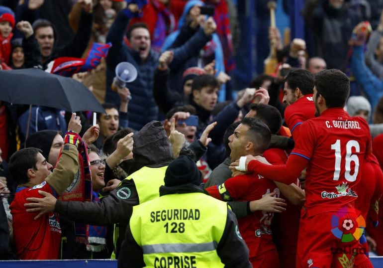 Los jugadores rojillos celebran con su afición uno de los goles del año pasado en Alcorcón.