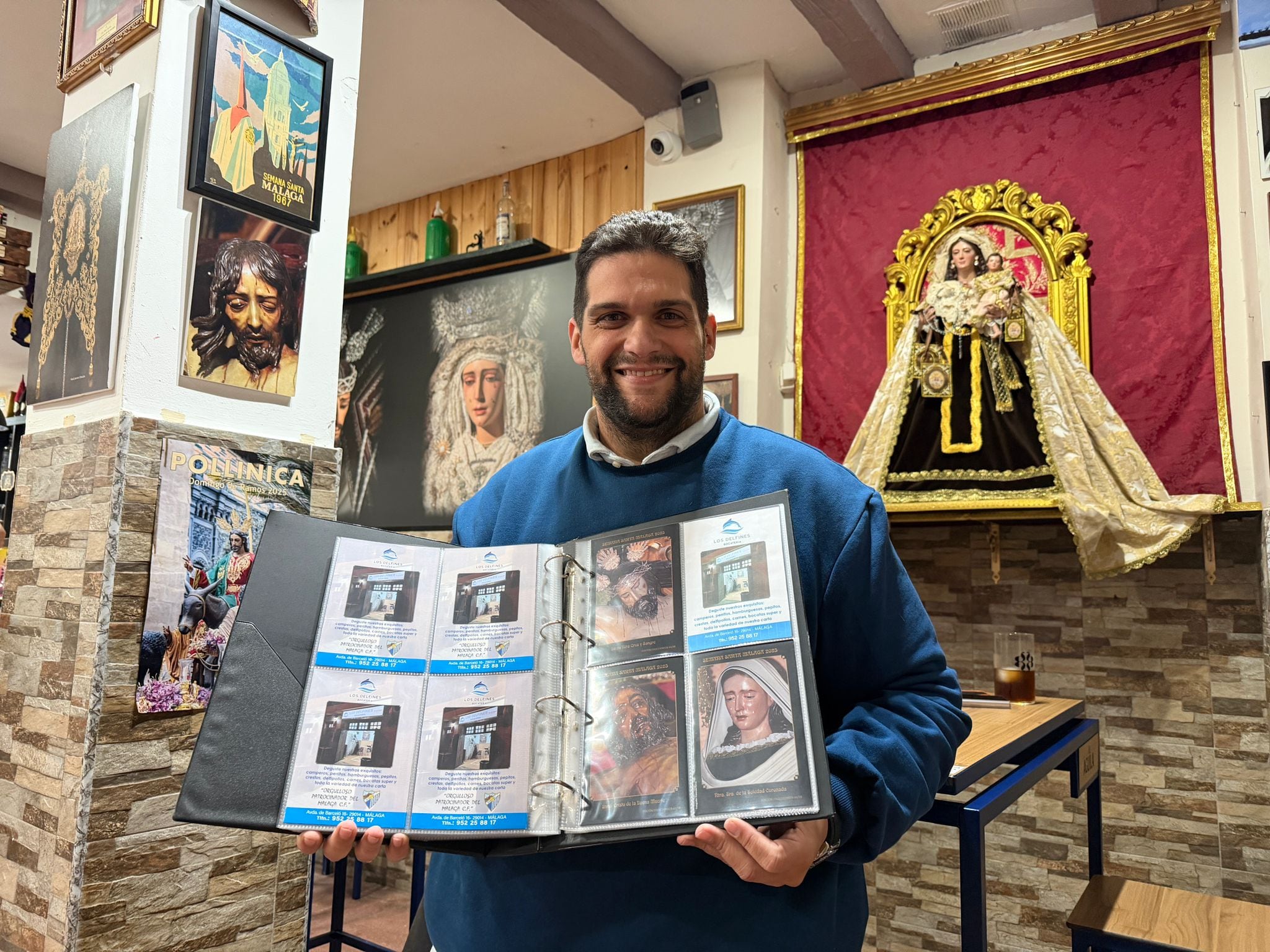 Fernando Arcas, dueño de Los Delfines, en su local de El Perchel de Málaga mostrando la colección de lujo de itinerarios que elaboró en 2025