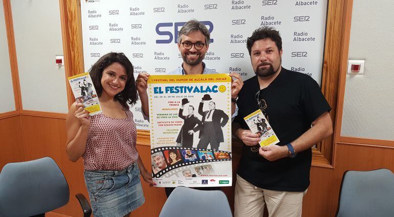 La directora del festival, Toñi del Río, el alcalde de Alcalá, Pedro Antonio González, y el director de programación, Jesús López, en Radio Albacete