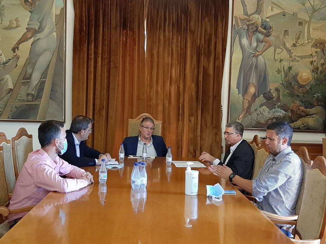 Una de las reuniones realizadas en el Ayuntamiento de Castalla, con el alcalde Antonio Bernabéu y el conseller de Economía Sostenible Rafael Climent, para abordar el proyecto de la subestación.