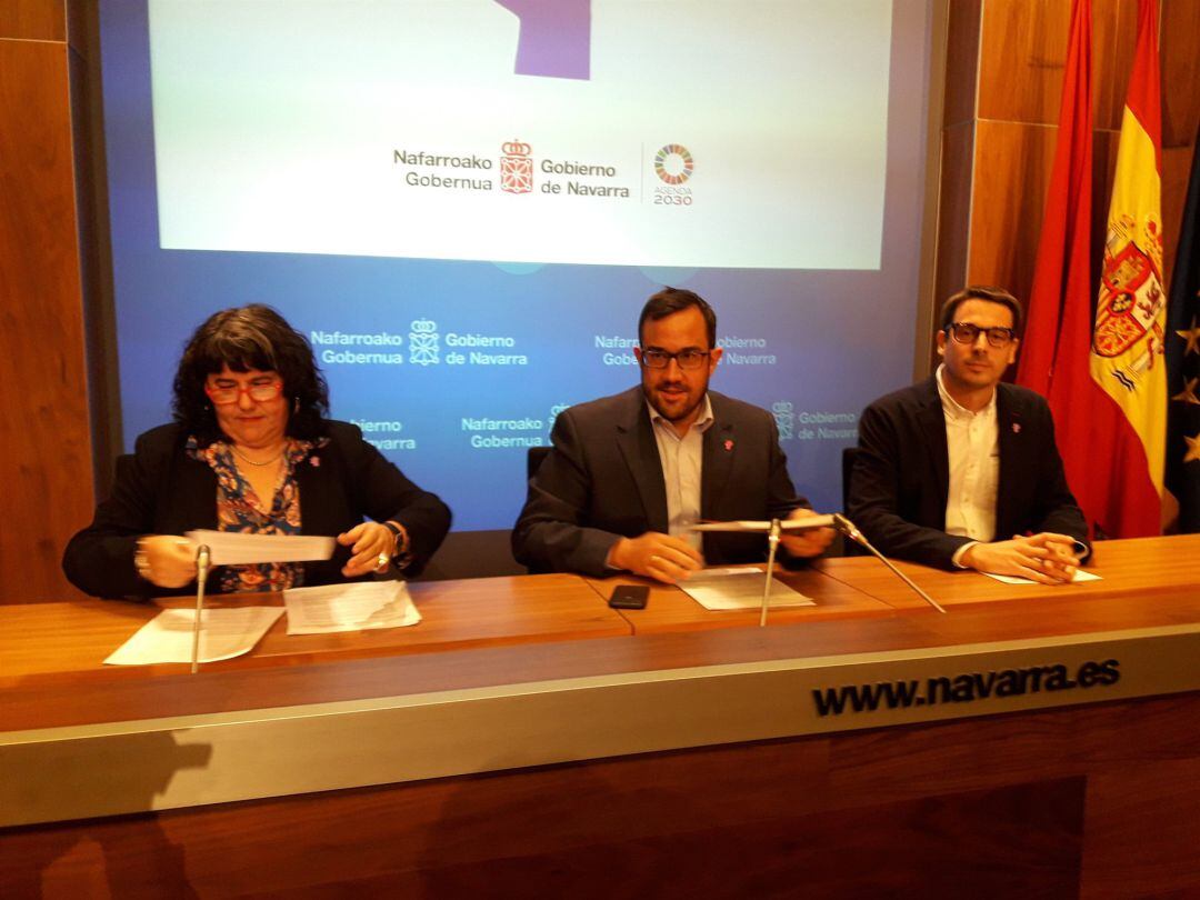 El consejero de Presidencia, Igualdad, Función Pública e Interior del Gobierno de Navarra, Javier Remírez, la directora gerente del Instituto Navarro para la Igualdad, Eva Istúriz, y el subdirector de Juventud, Carlos Amatriain