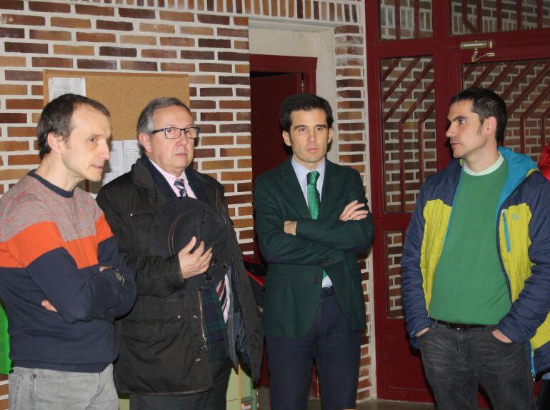 El delegado de la Junta en Segovia Javier López Escobar (2d) junto al director general de deportes Alfonso Lahuerta (2i) durante la presentación del  proyecto en Segovia