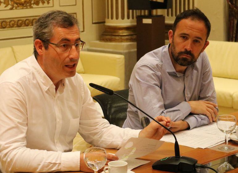 Markel Olano y Denis Itxaso, durante la rueda de prensa que han ofrecido para hacer balance del primer año de legislatura.