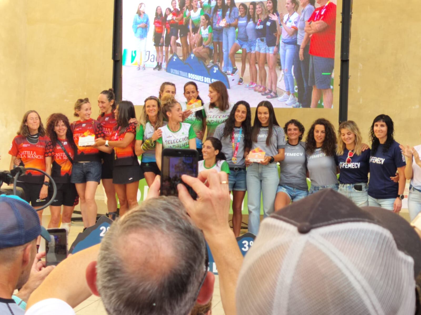 Las deportistas, en el pódium