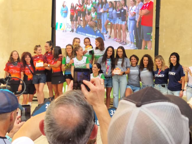 Las deportistas, en el pódium