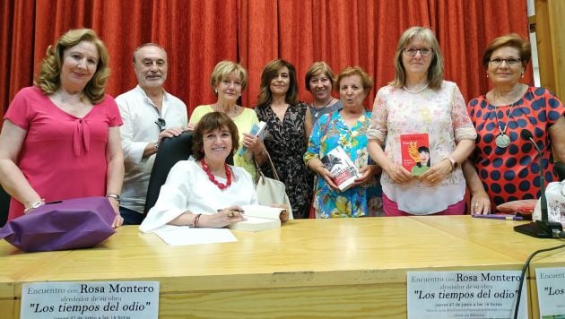 Rosa Montero con un grupo de las Amigas de la Lectura y miembros de la actual Junta Directiva.