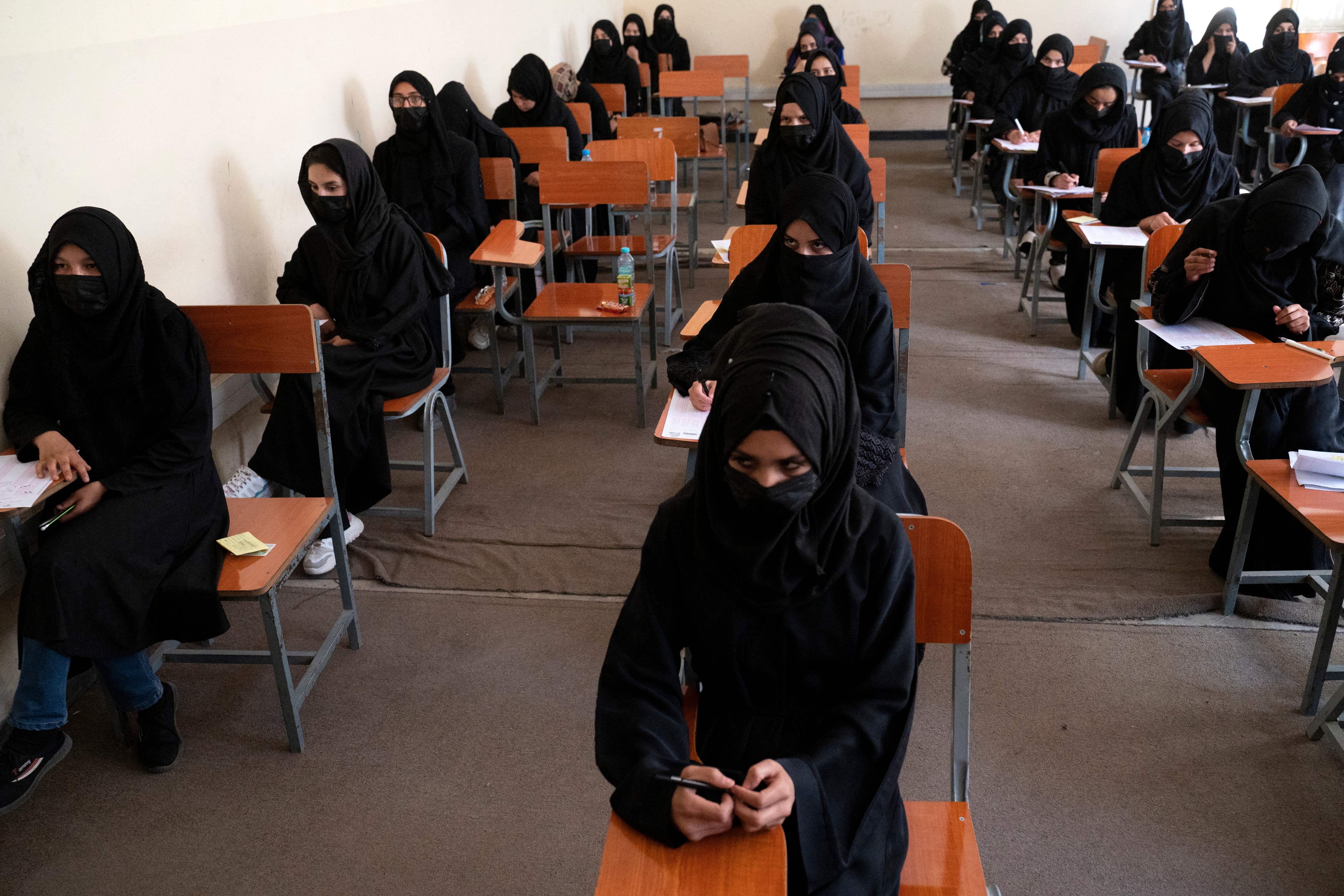 Mujeres afganas asisten a clase en la Universidad de Kabul