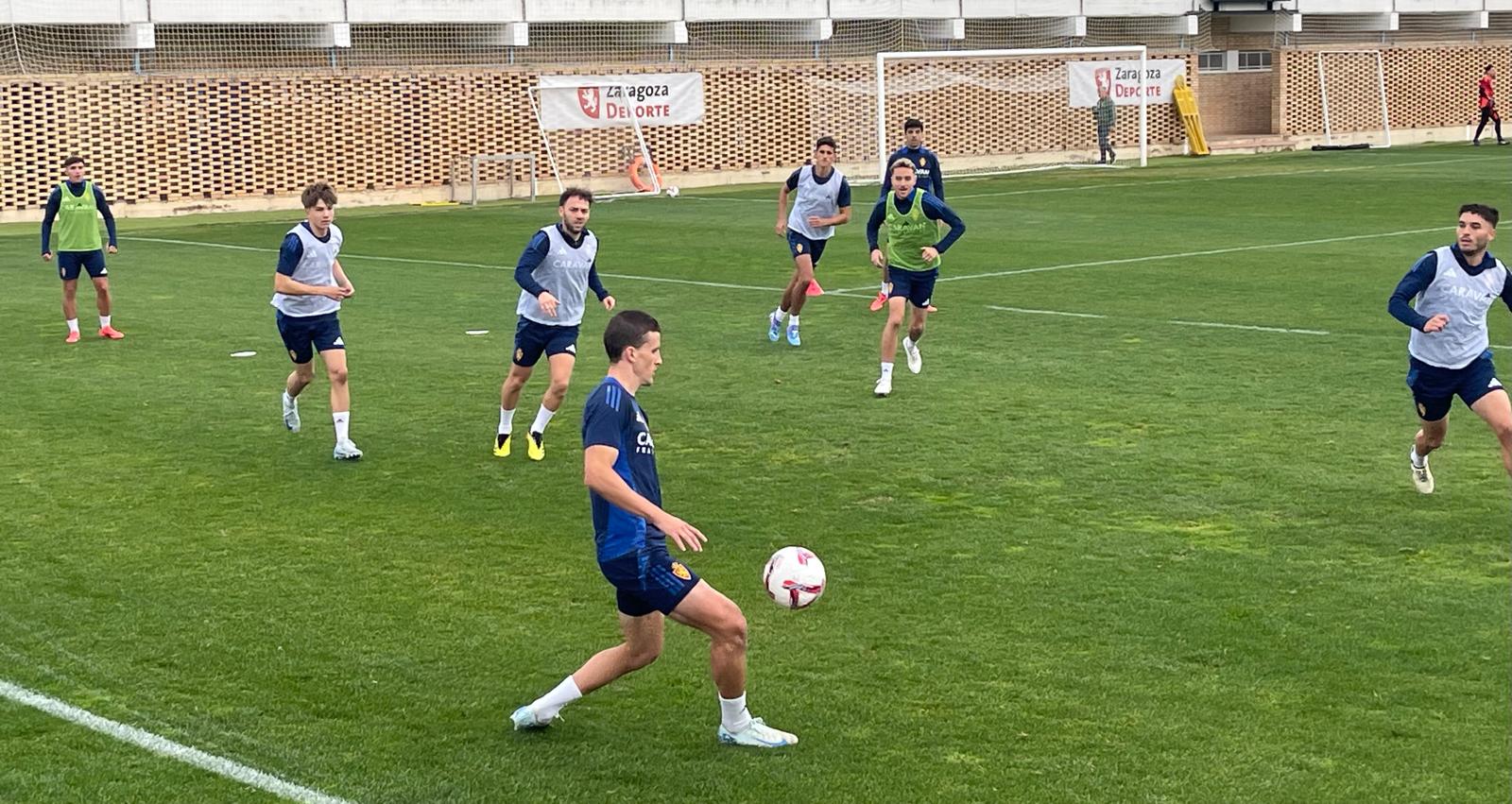 Keidi Bare, en el centro de la imagen con peto blanco, se ah entrenado tras superar su lesión