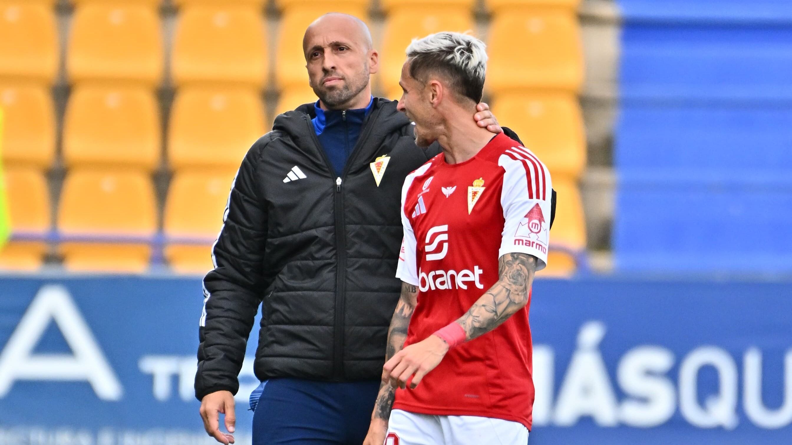 Isi Gómez expulsado en Alcorcón junto al segundo entrenador del Real Murcia, Jesús Cañadas.