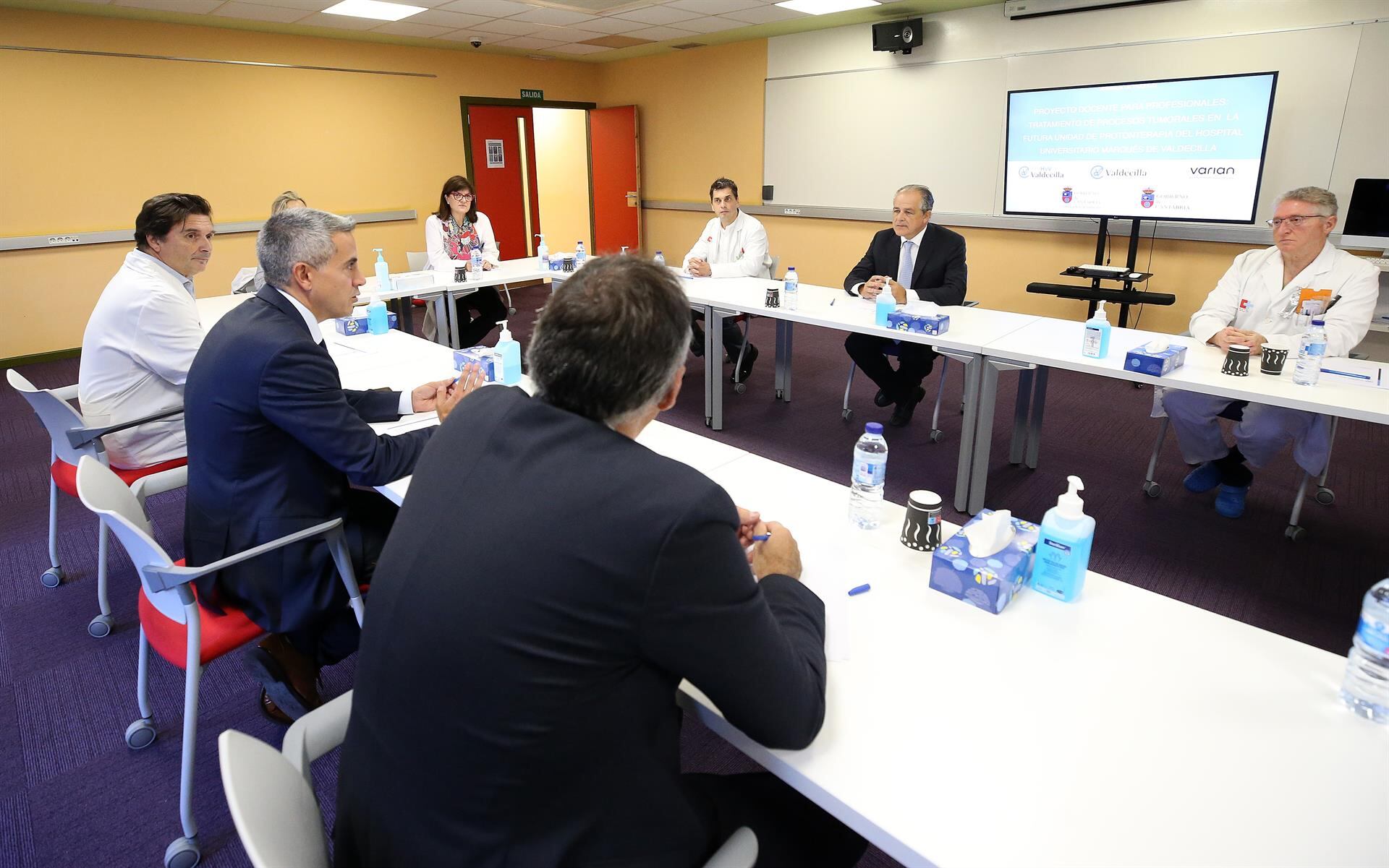 El vicepresidente, Pablo Zuloaga, y el consejero de Sanidad, Raúl Pesquera, se reúnen con el director de Relaciones Institucionales para el Sur de Europa de la empresa de oncología radioterápica Varian, Xavier Franz.