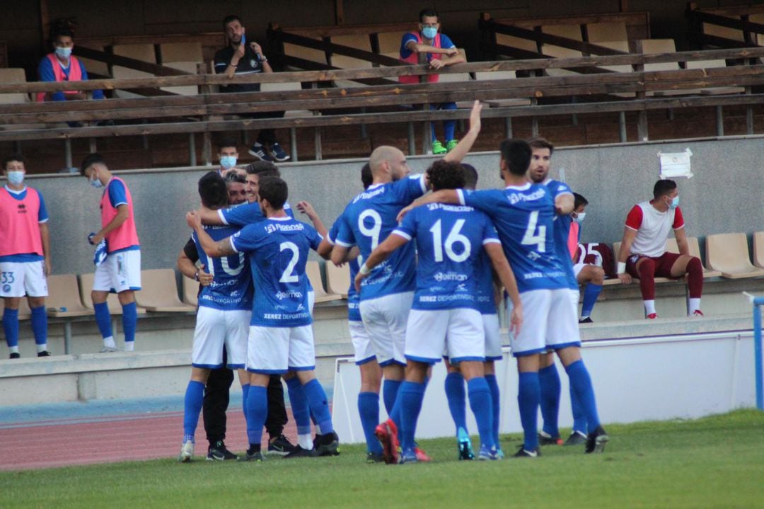 Jugadores del Xerez DFC celebrando el gol de Bello