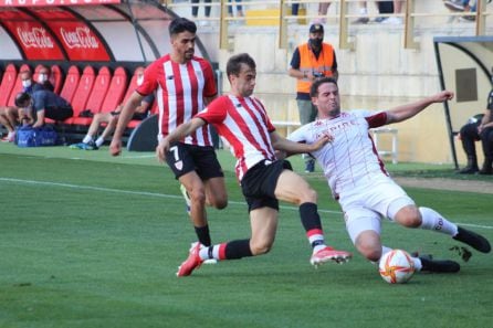 Galas, en un balón dividido con un rival