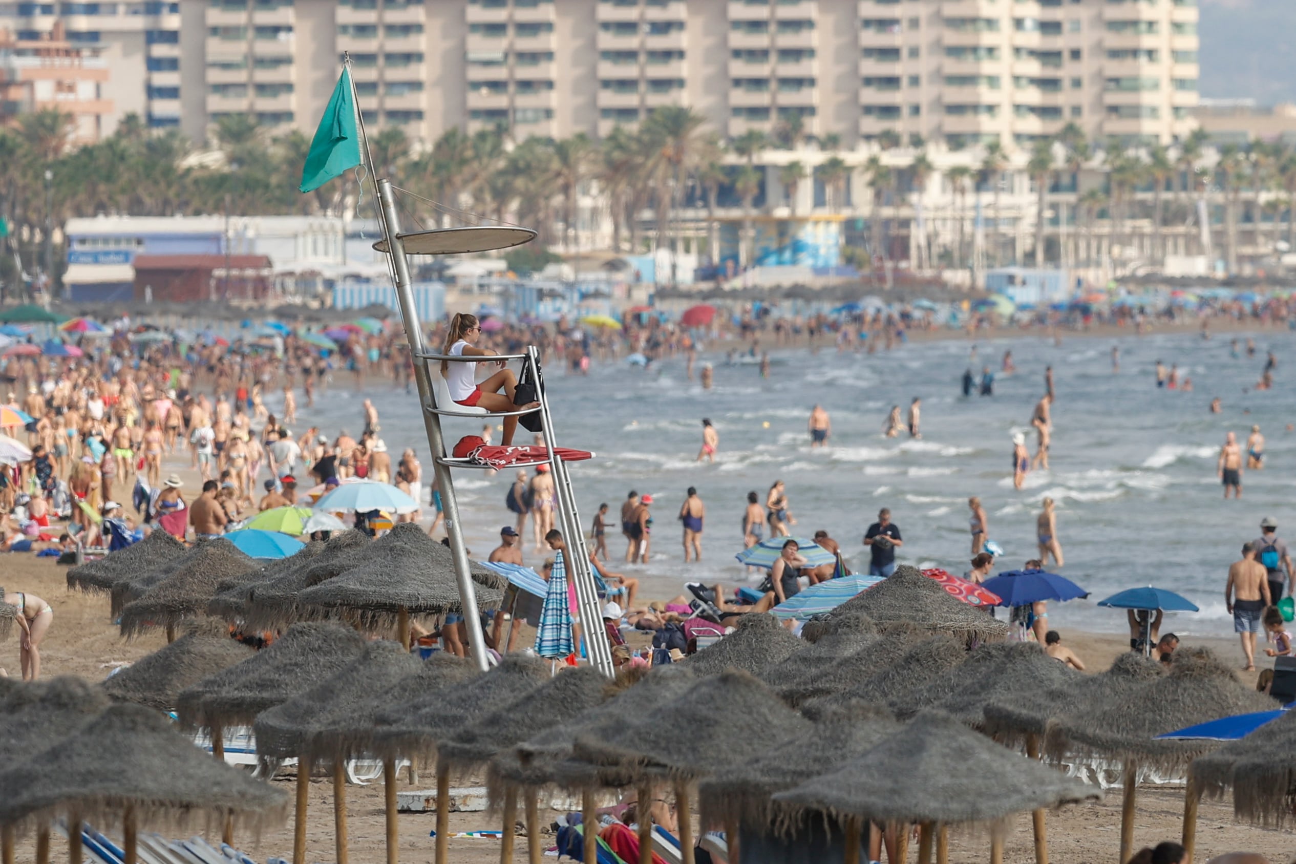 Una socorrista realiza labores de vigilancia en la playa de la Malvarrosa. EFE/Kai Försterling