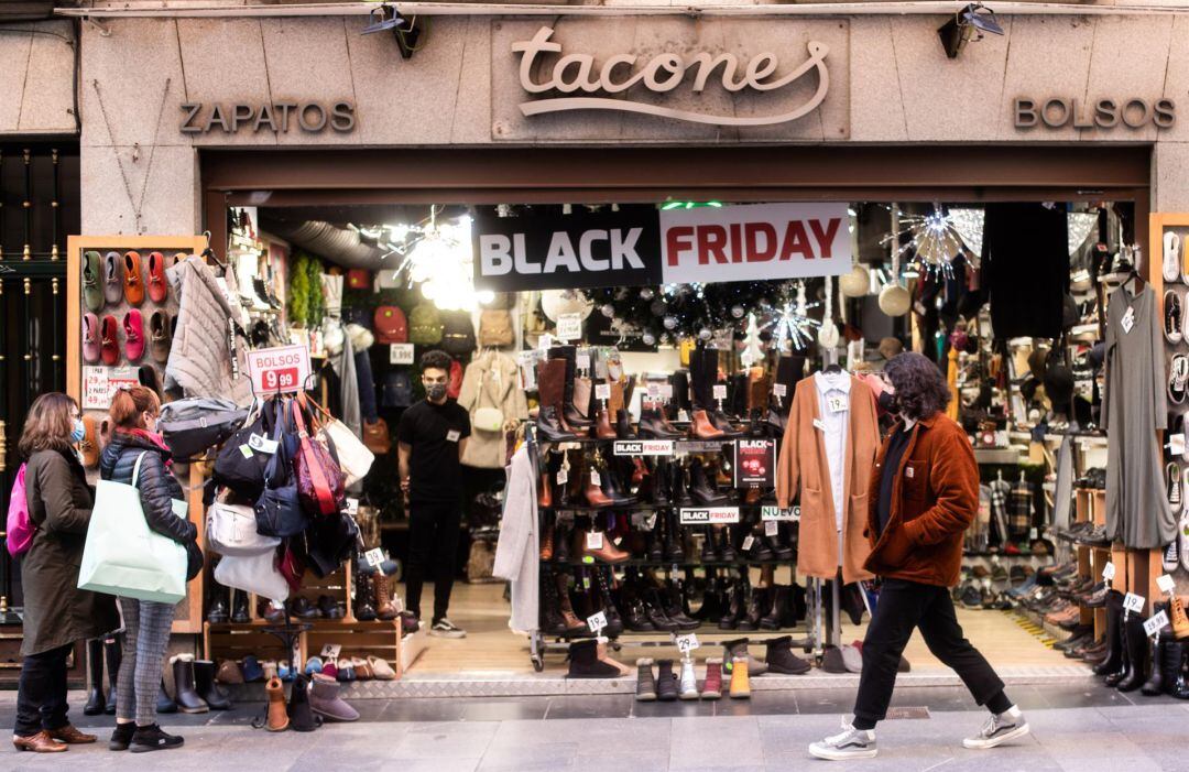 Cartel de descuentos por ‘Black Friday’ en un comercio