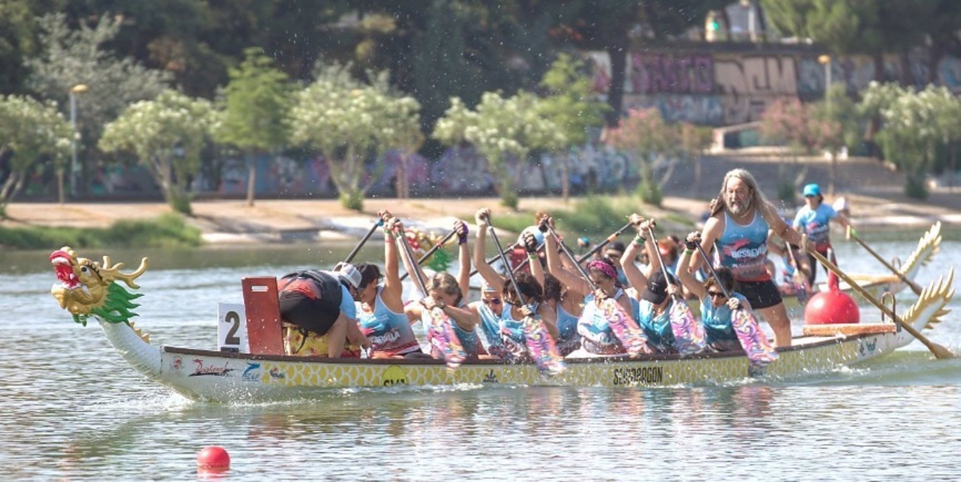 Las Dragonas de Sevilla dando &quot;paladas de vida&quot; en el Guadalquivir (archivo)