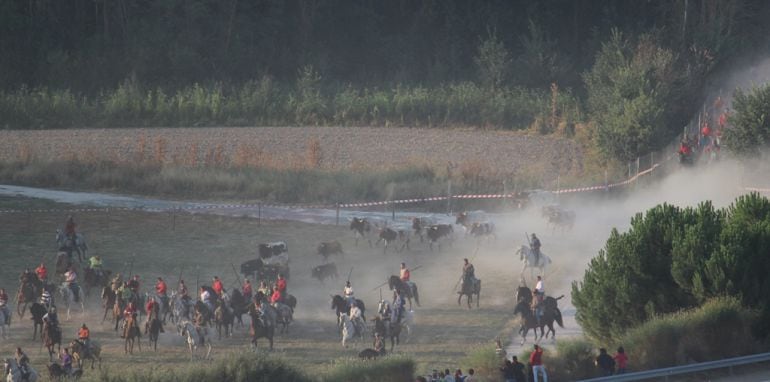 Los caballistas conducen a la manada con tranquilidad en el paso de las Máquinas. Imagen de archivo