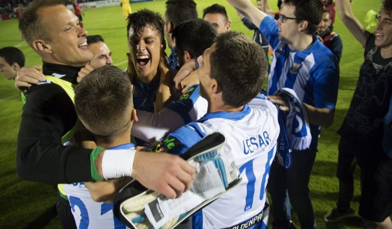 Los jugadores del Leganés celebraron así el ascenso de su equipo a primera división, a la finalización del encuentro de Anduva (Miranda de Ebro). 