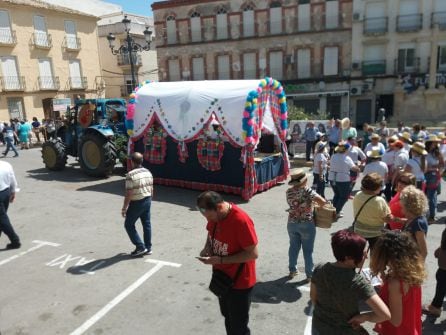 La carroza de la Asociación de las Mujeres del Folclore Andaluz, a su paso por la Plaza de España, han conseguido el tercer premio