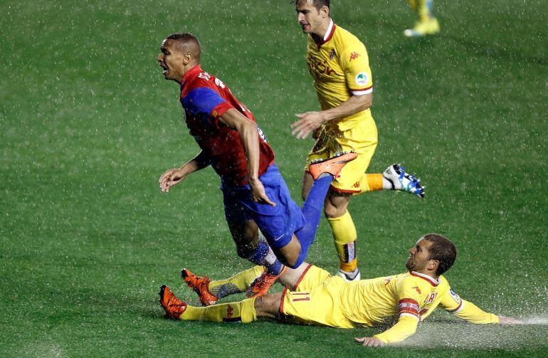 El defensa del Sporting de Gijón Alberto Lora (d) y el delantero del Levante Deyverson pelean un balón durante el partido de la trigésimo primera jornada de Liga que se disputa esta noche en el estadio Ciutat de Valencia. EFE-Juan Carlos Cárdenas