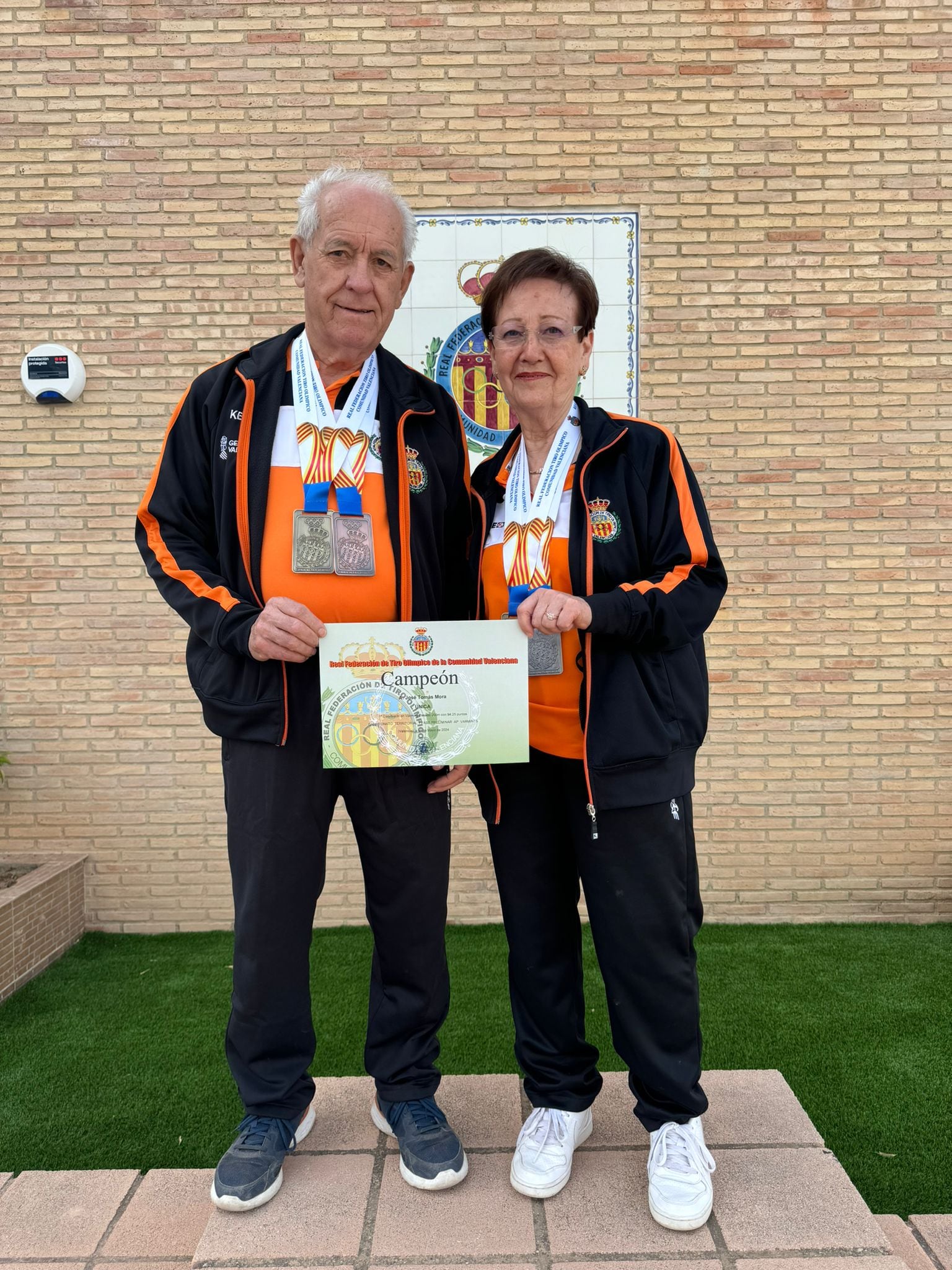 José Tomás Mora y Cati Flor, con los trofeos