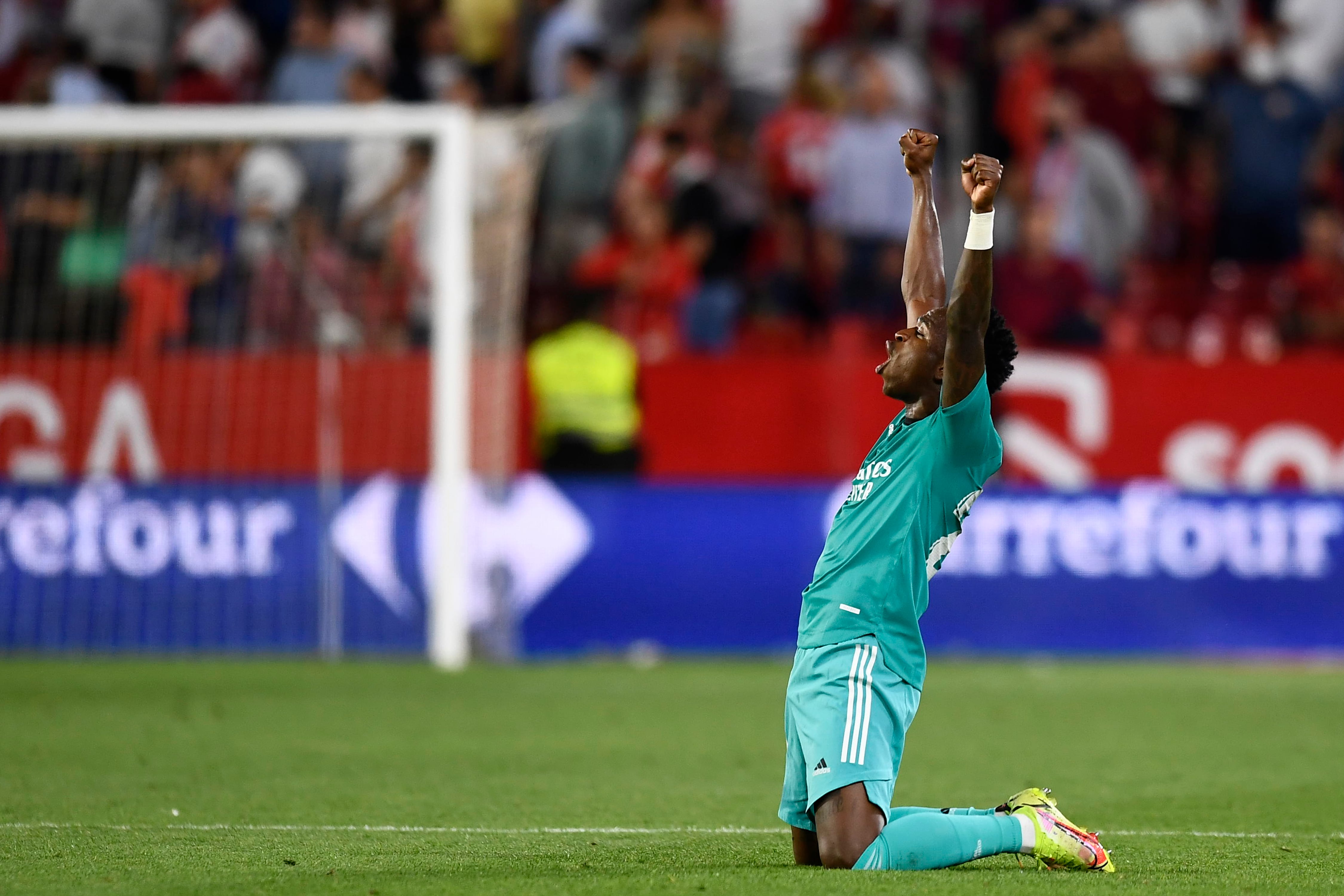 Vinícius celebra la victoria anoche del Real Madrid