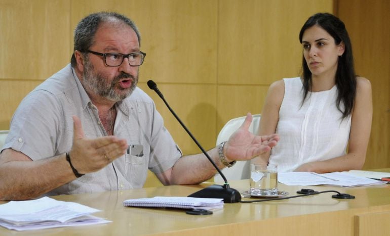 GRA337. MADRID, 06/07/2015.- Fotografía facilitada por el Ayuntamiento de Madrid de su portavoz, Rita Maestre, y el concejal de Seguridad Ciudadana y Salud, Javier Barbero, durante la rueda de prensa posterior a la Junta de Gobierno municipal. EFE