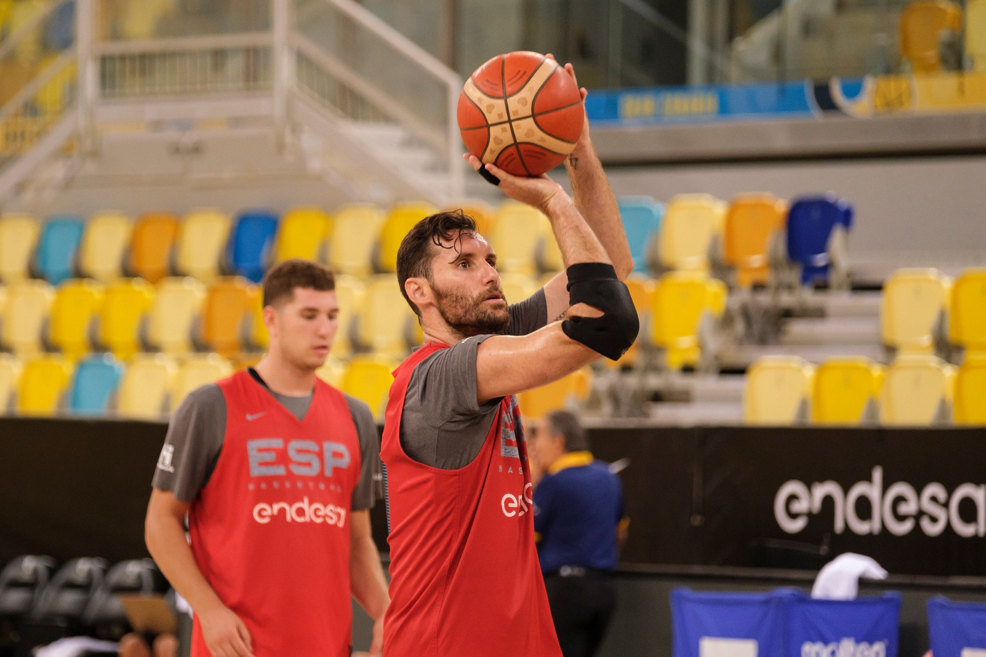 LAS PALMAS DE GRAN CANARIA, 15/08/2022.- El alero de la selección española Rudy Fernández durante el entrenamiento de este lunes en el Gran Canaria Arena, donde mañana disputarán un amistoso de preparación del Eurobasket ante Lituania. EFE/ Ángel Medina G.
