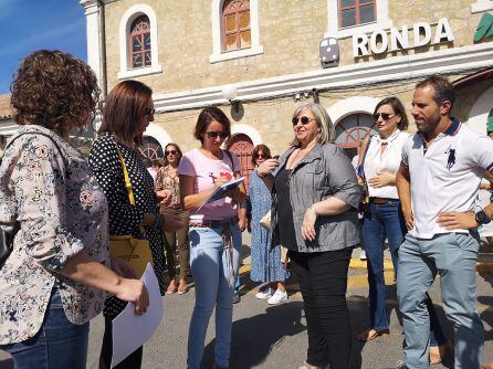 A la conclusión de la lectura del manifiesto los representantes de las fuerzas políticas presentes han firmado el mismo