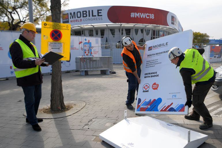 Treballadors desmuntat elements del Mobile World Congress, que pot haver ajudat força per millorar les dades de l'atur del febrer