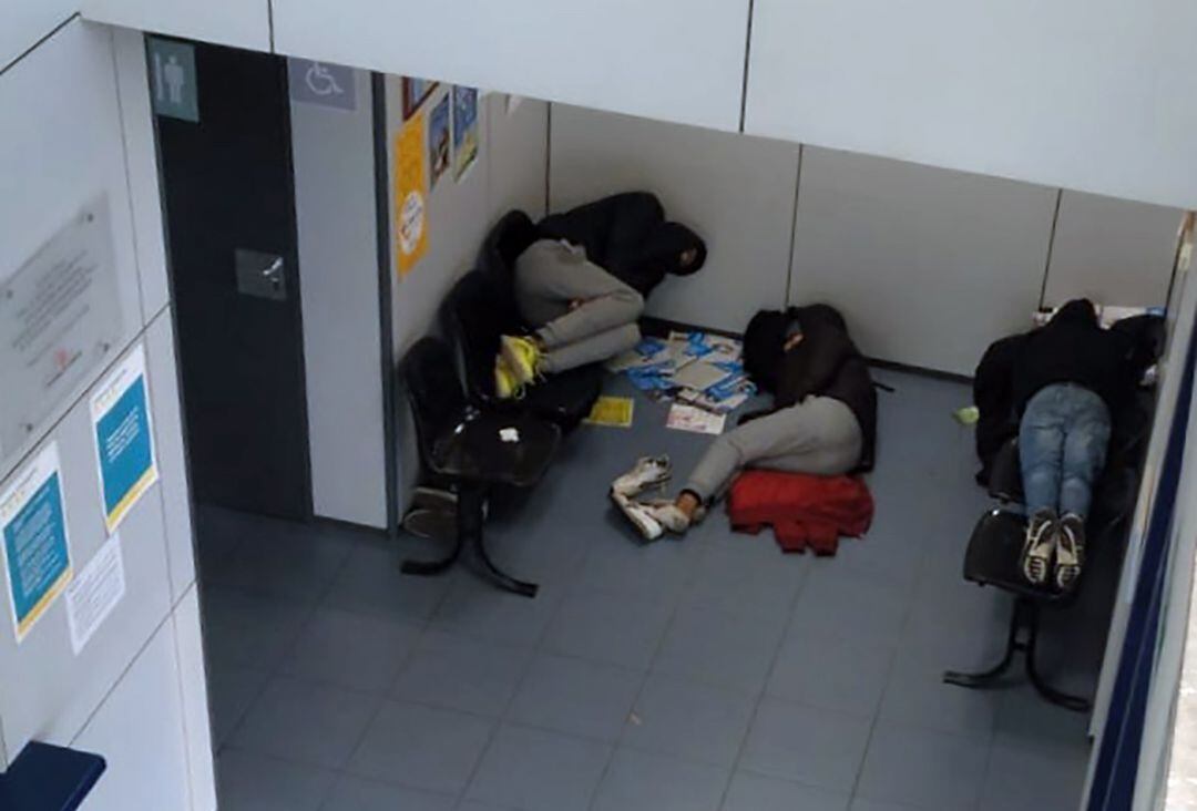Joves immigrants dormint a una comissaria dels Mossos d&#039;Esquadra al Maresme