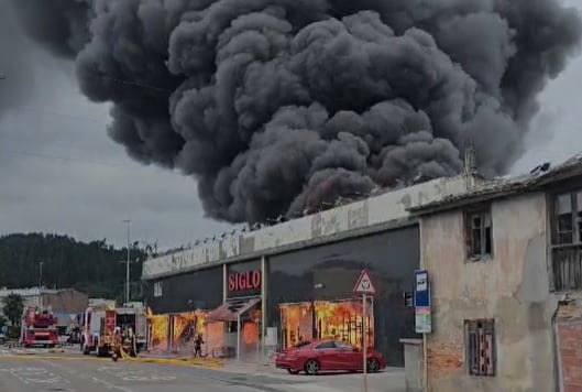 Incendio en un bazar de Campuzano (Torrelavega)