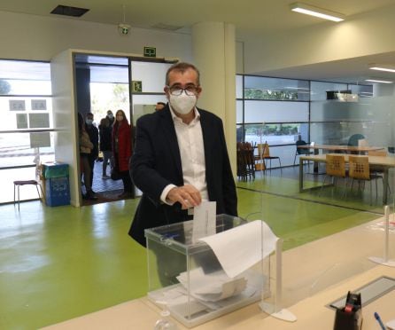 José Vicente Cabezuelo depositando su voto