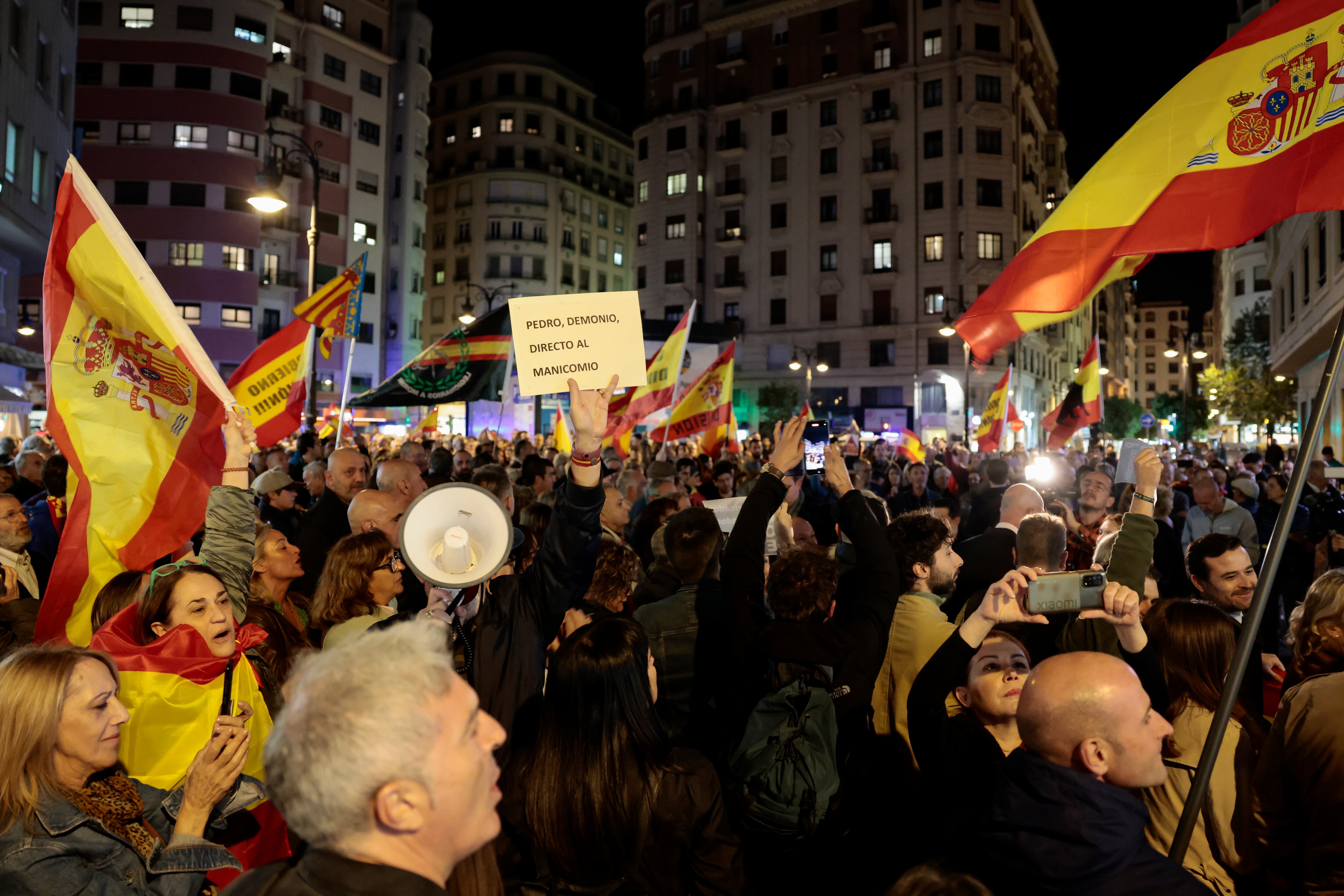 Concentración este lunes frente a la sede del PSPV-PSOE en Valencia contra los pactos de investidura del presidente en funciones, Pedro Sánchez, que incluyen una ley de amnistía