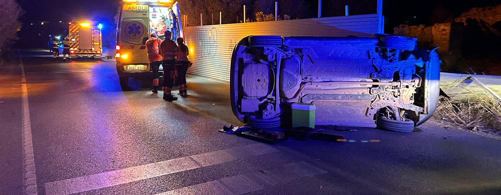 Imagen del vehículo volcado