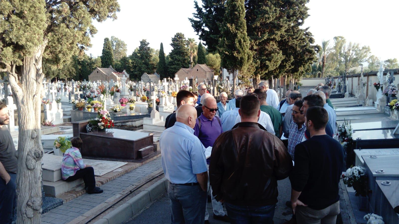 Imagen de la Campana de Auroros de Ntra. Sra. del Carmen (Rincón de Seca) en el cementerio de Ntro. Padre Jesús de Murcia el 1 de noviembre de 2022, captada por Manuel Muñoz Zielinski