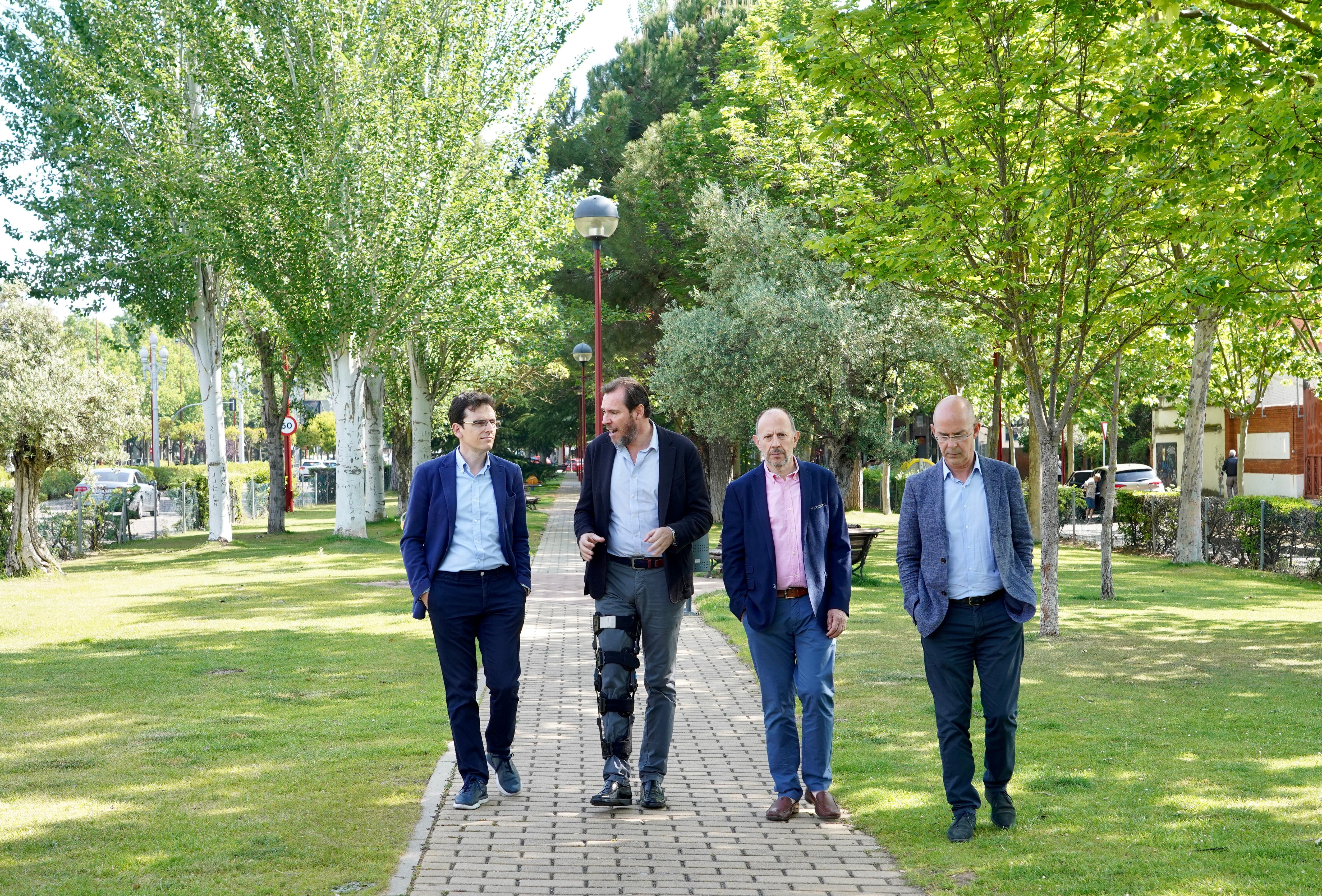 El alcalde y candidato socialista a la Alcaldía de Valladolid, Óscar Puente, atiende a los medios para explicar iniciativas en materia de vivienda.