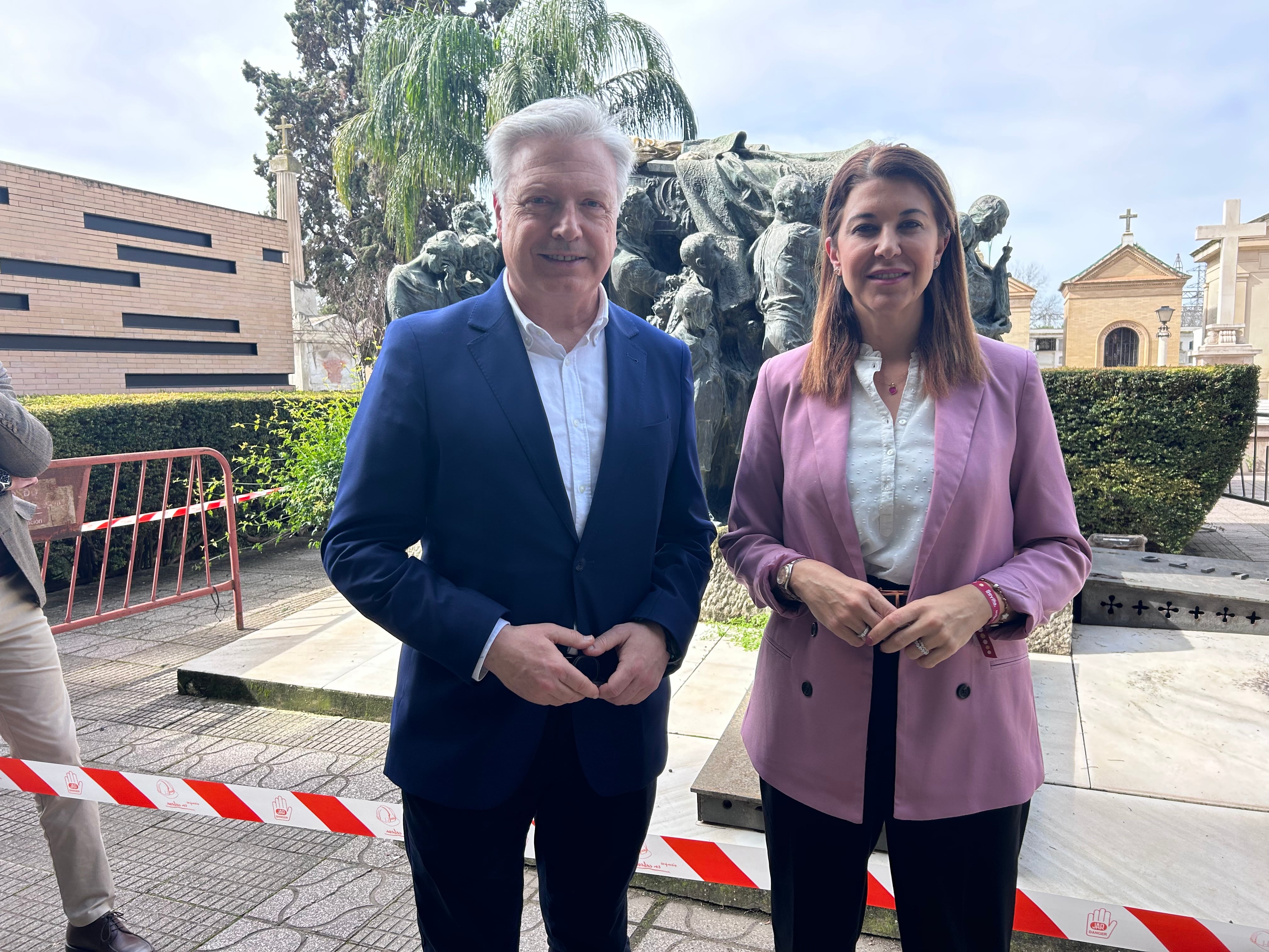 La delegada municipal de Salud, Consumo y Cementerio, Silvia Pozo, y el director del IAPH , Juan José Primo Jurado, ante el mausoleo de Joselito en el Cementerio de San Fernando