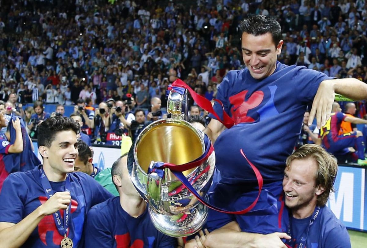 Xavi Hernández fue manteado por su compañeros tras levantar la Copa de Europa y robó el balón de la final para homenajear a su futuro hijo