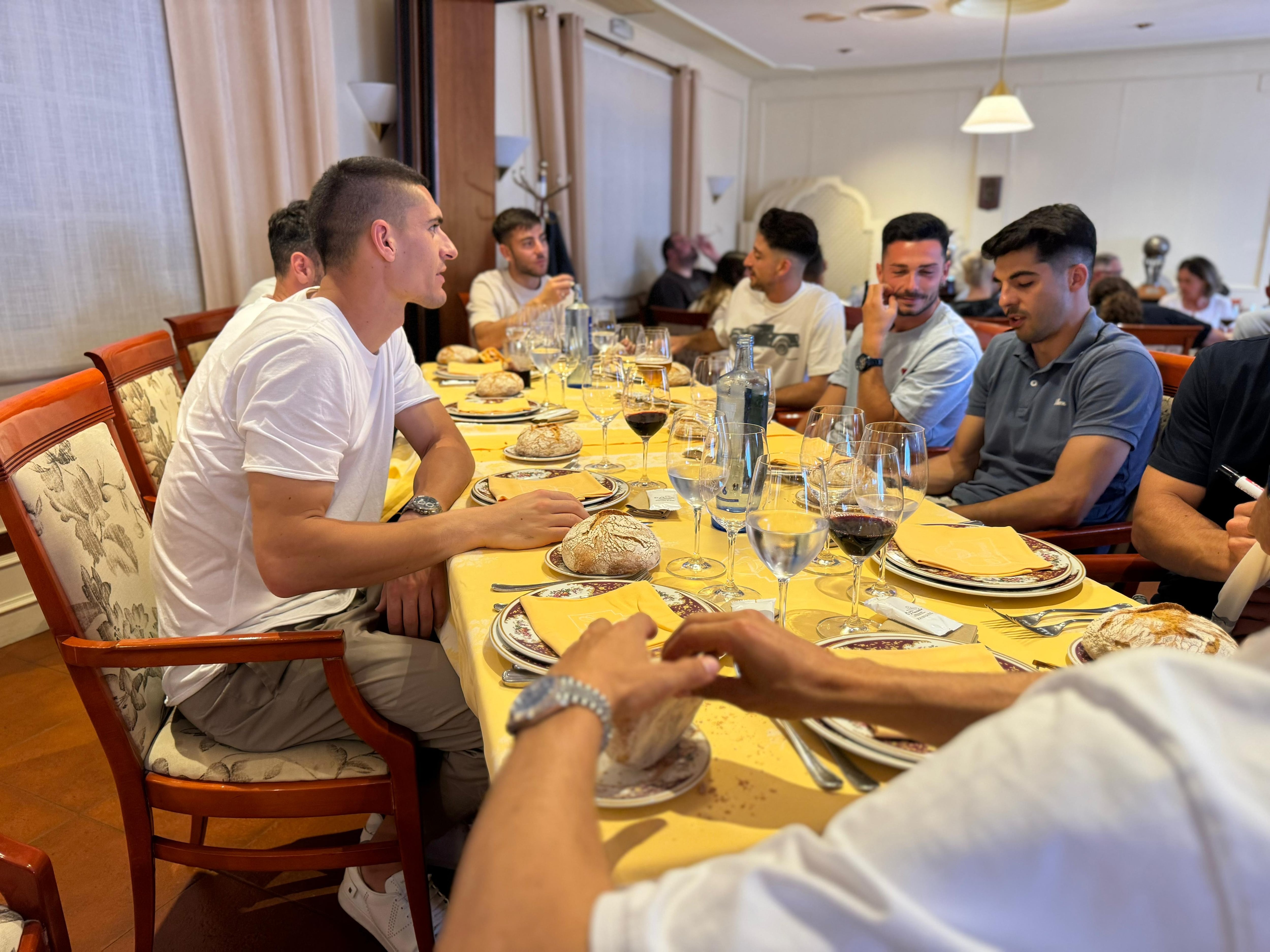 Los jugadores han compartido este martes una comida en el restaurante O Parrulo (foto: Racing Club Ferrol)