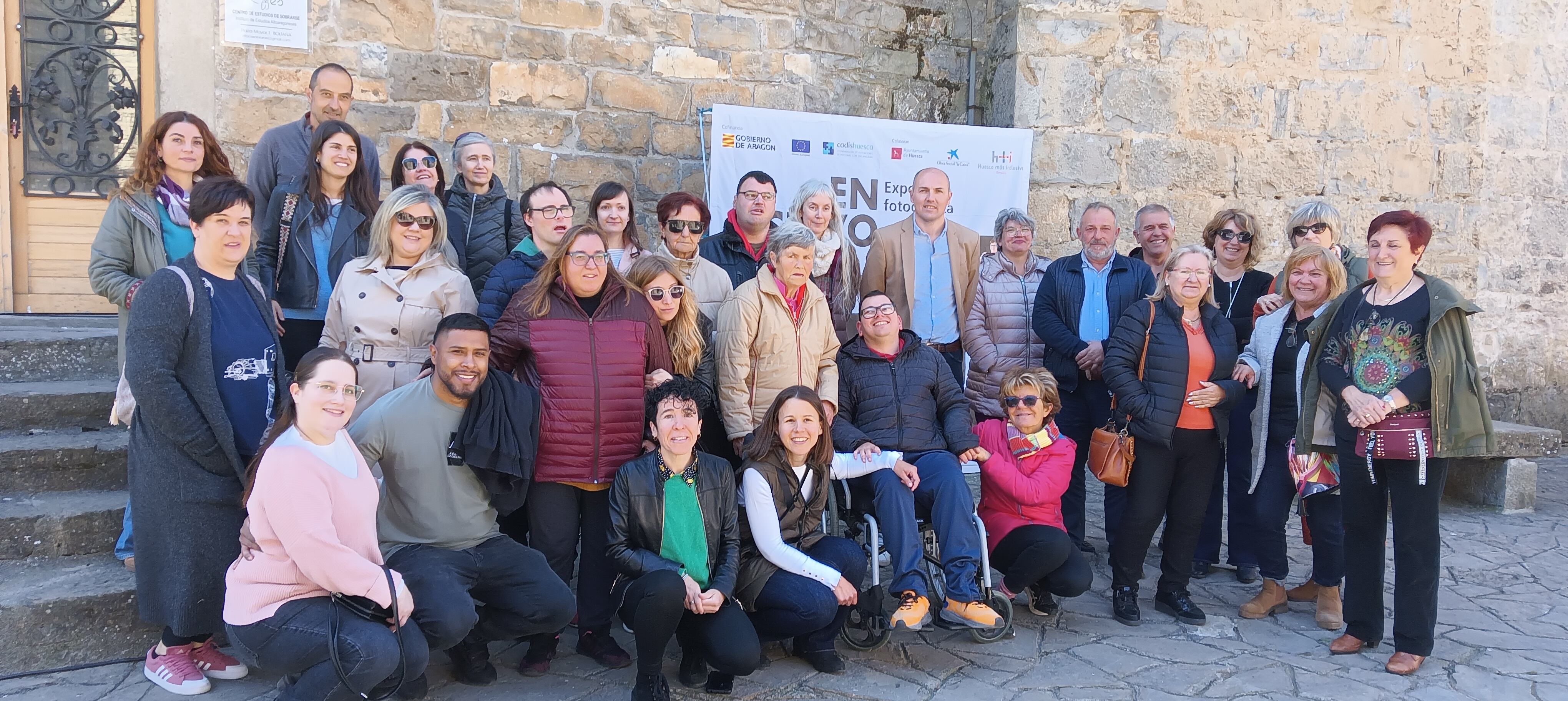 Foto de familia de los participantes en la inauguración de la exposición. Foto: Comarca de Sobrarbe.