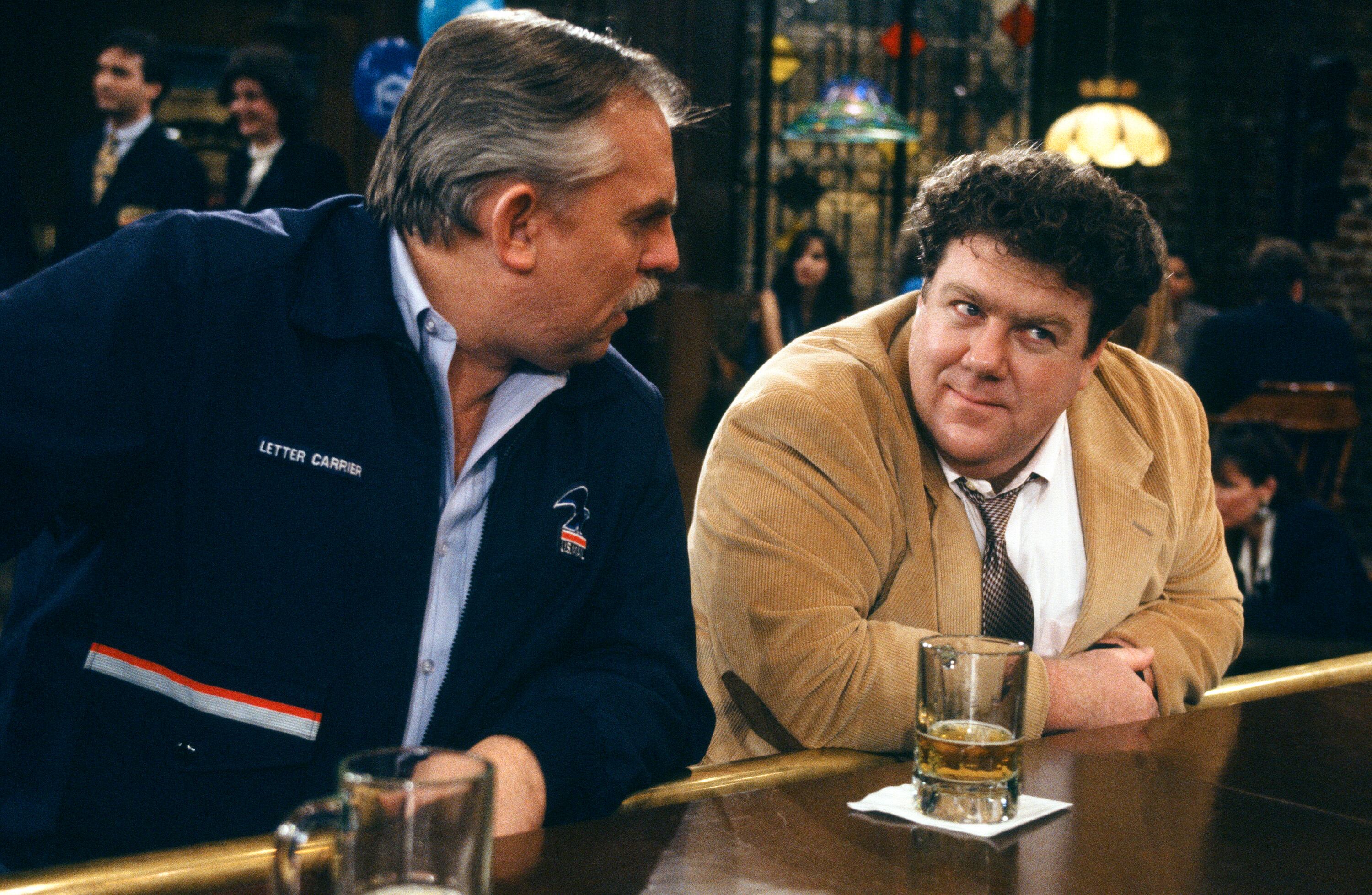 John Ratzenberger como Cliff Clavin y George Wendt como Norm Peterson en la serie 'Cheers'. 