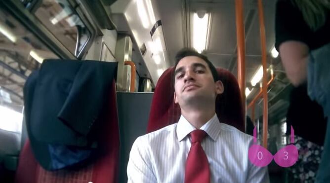 Un fotograma de la campaña 'Bra Cam' para promover las revisiones y prevenir el cáncer de mama