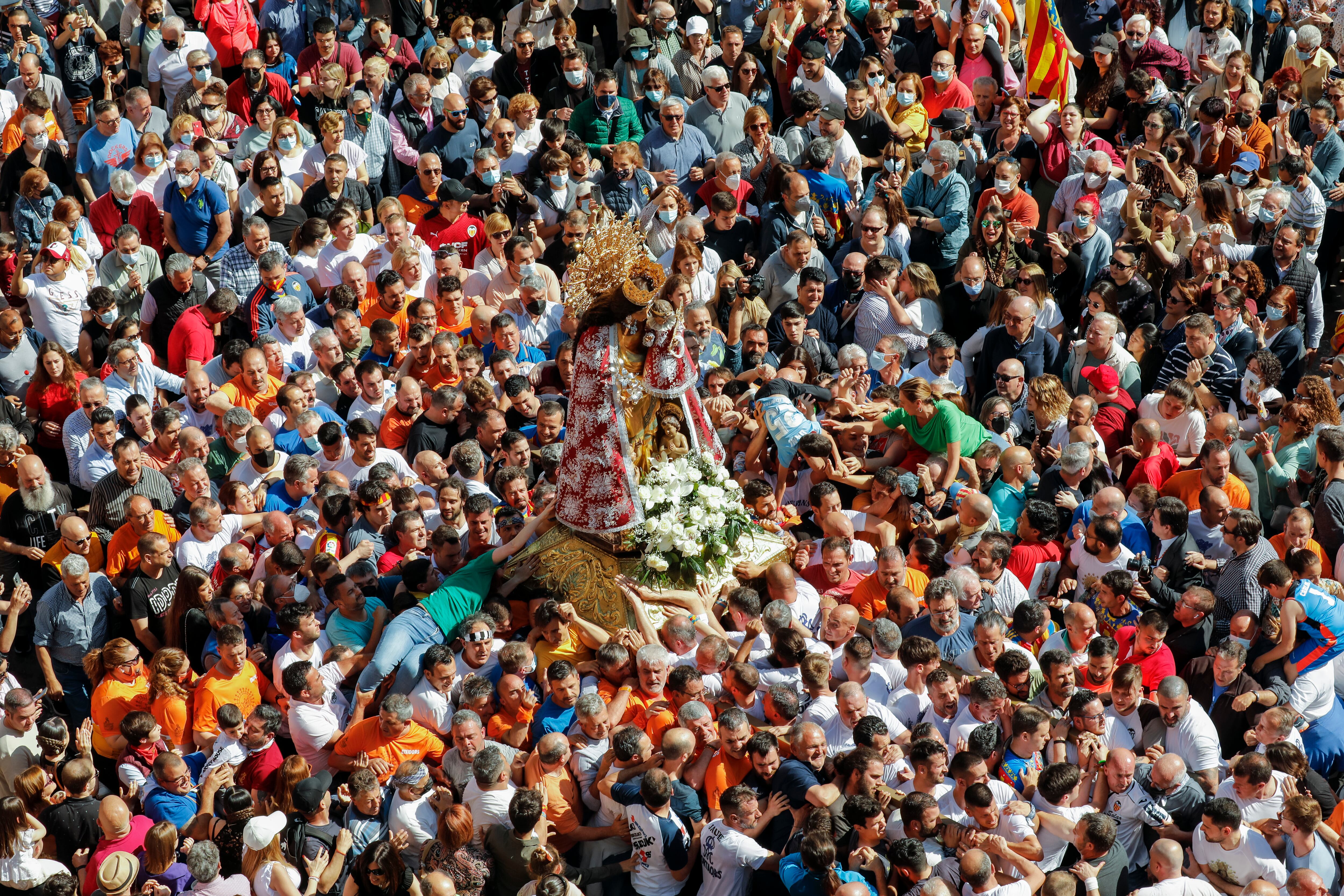 Tras tres años de parón por la pandemia, miles de valencianos han participado este domingo en el tradicional traslado de la imagen de la Virgen de los Desamparados.