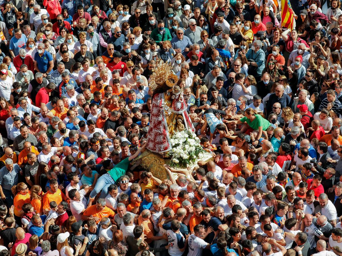 Miles de valencianos viven con fervor la fiesta de Virgen de los Desamparados