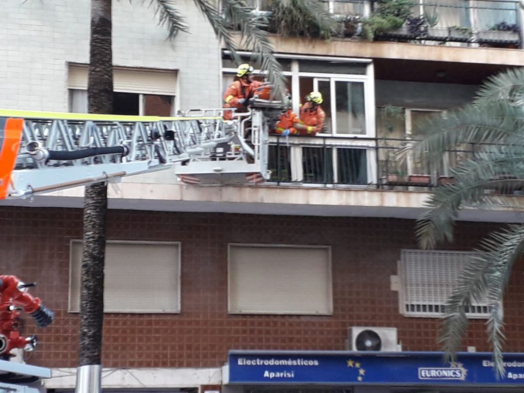 Rescate de un hombre a través de una ventana en Gandia