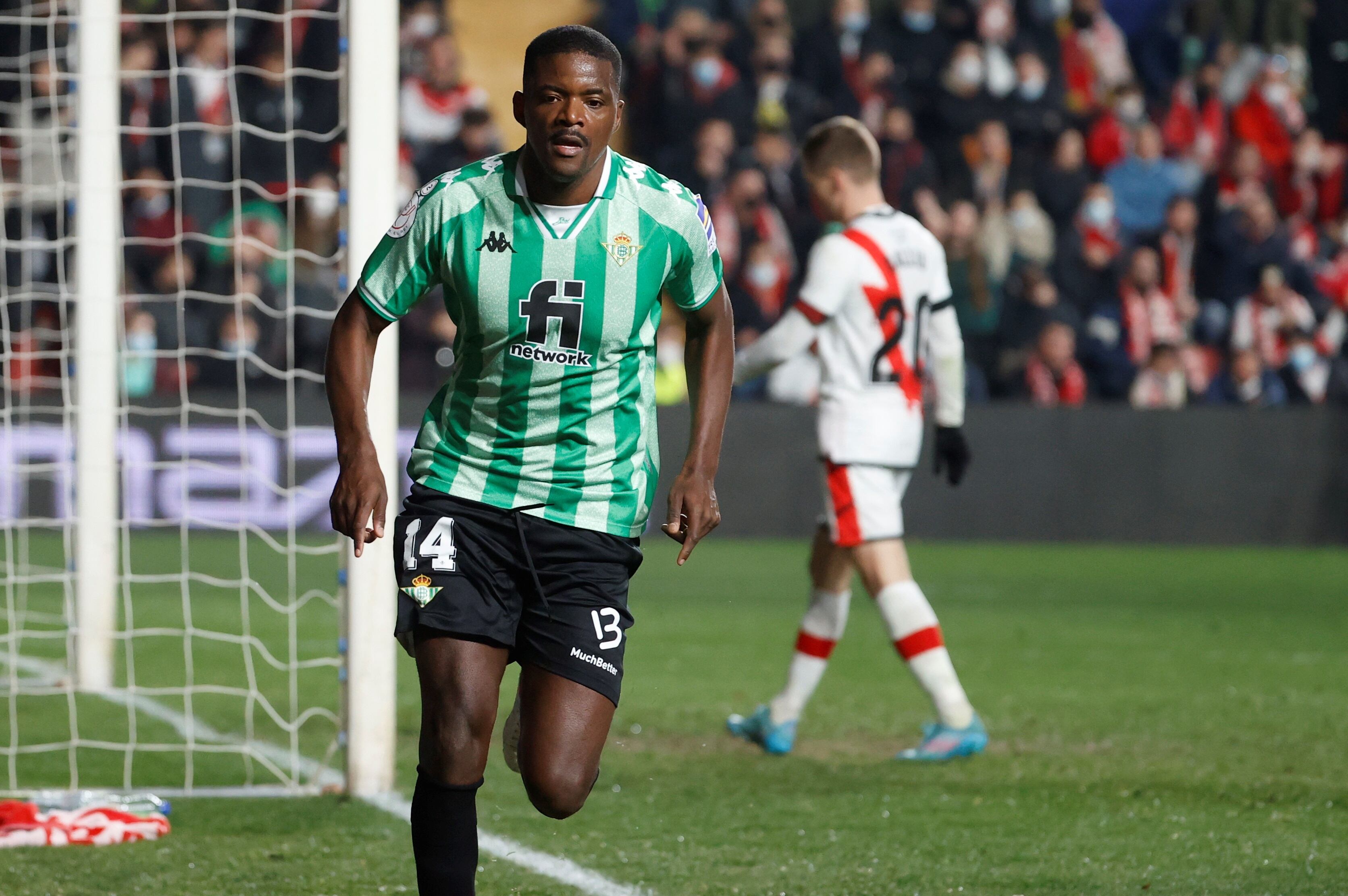 MADRID, 09/02/2022.- El centrocampista del Betis William Carvalho celebra tras marcar el segundo gol ante el Rayo, durante el partido de ida de las semifinales de la Copa del Rey que Rayo Vallecano y Real Betis disputan hoy miércoles en el estadio de Vallecas, en Madrid. EFE/Juanjo Martín
